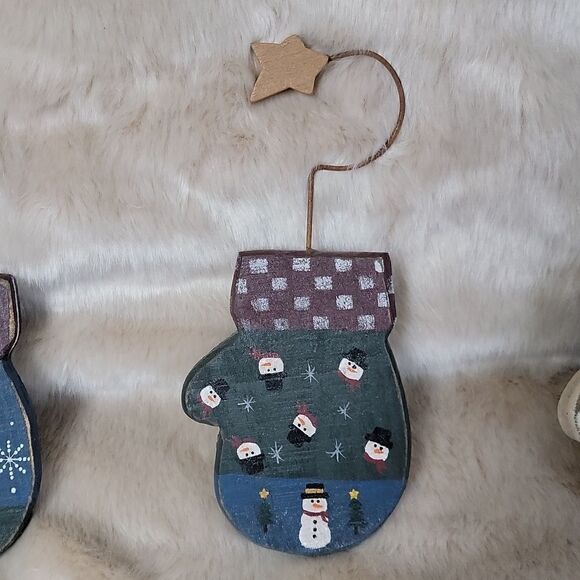 Set OF 4 LTD WOODEN COUNTRY MITTEN ORNAMENTS - Picture 4 of 8